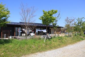 緑豊かな庭の施設外観  