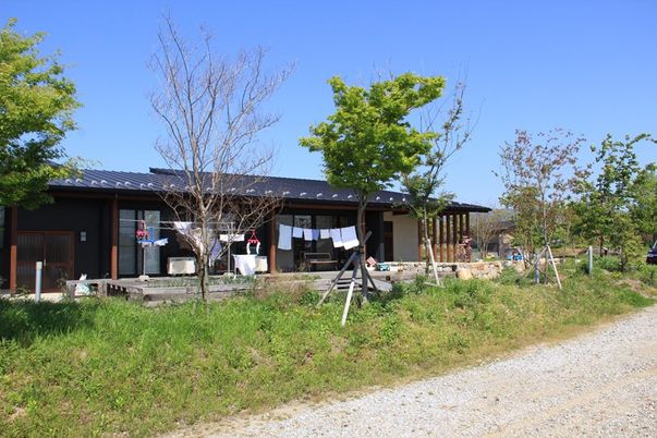 緑豊かな庭の施設外観  
