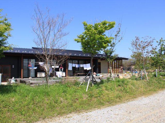 緑豊かな庭の施設外観 外観   緑に囲まれた心地よい空間で、開放感のある環境です。リラックスして働けます。