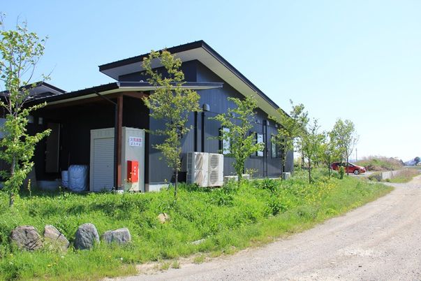 緑に囲まれた建物の外観