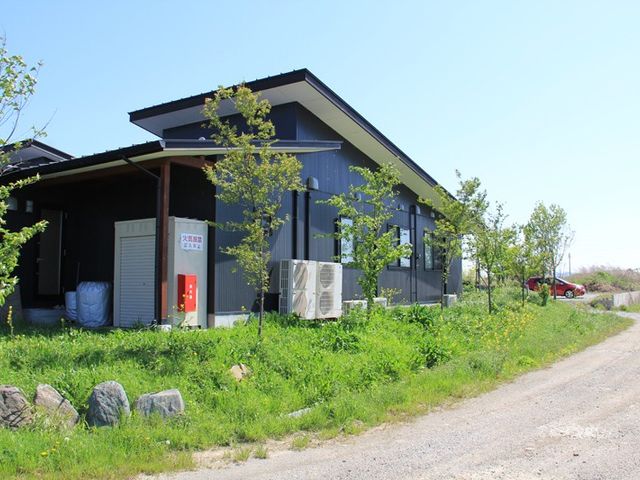 緑に囲まれた建物の外観 外観 緑に囲まれた静かな建物で、落ち着いた環境が特徴です。天気の良い日には外で自然を楽しめます。