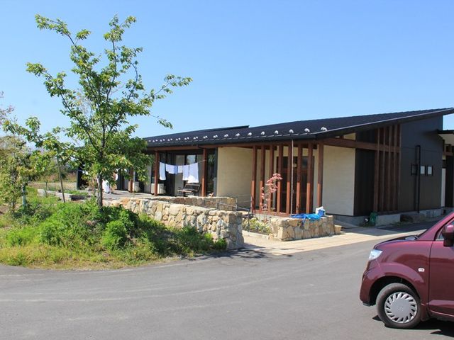 モダンな建物の外観 外観 広々とした敷地に建つモダンな建物です。自然に囲まれ、快適な環境で働くことができます。