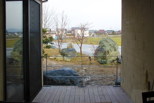 外を望む広いテラス