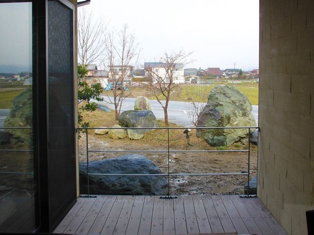 外を望む広いテラス テラス 開放的なテラスからは美しい景色を眺めることができます。自然を感じながらくつろぎの時間を過ごせます。