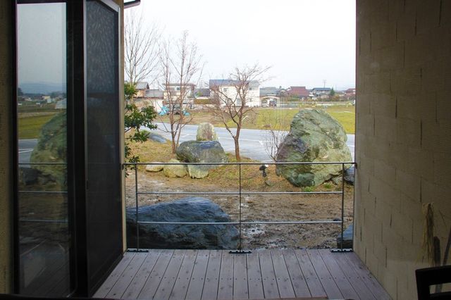 外を望む広いテラス