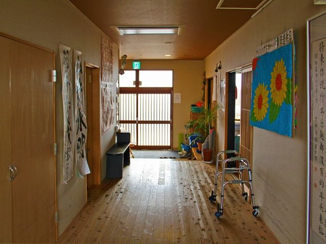 車椅子と廊下 廊下 明るい廊下には車椅子があり、移動がしやすい環境が整っています。温かな色合いが心地よいです。