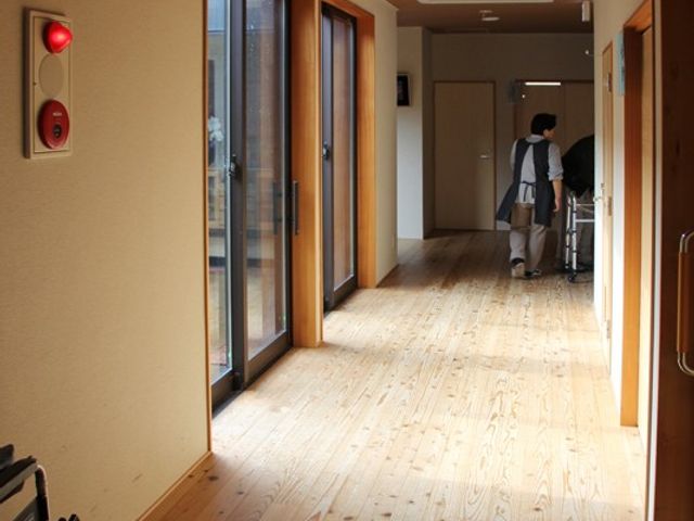 明るい廊下 廊下 自然光が降り注ぐ明るい廊下です。車椅子での移動もスムーズに行えます。