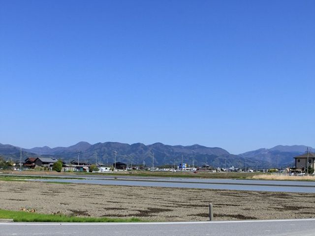 広がる山並み 外観 美しい山々が背景に広がり、自然に囲まれた施設付近での生活は穏やかです。