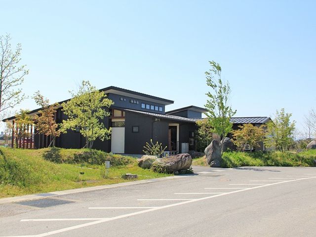 自然豊かな外観 外観 自然環境に囲まれた、静かで落ち着いた雰囲気の施設です。外でのんびり散歩も楽しめます。