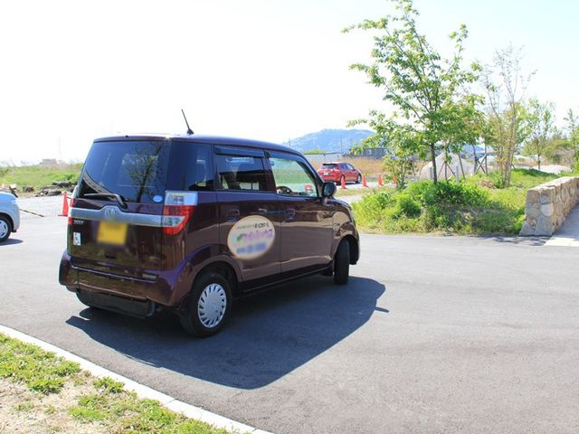 駐車場の車 外観 施設外の駐車場には、介護用の車両があります。快適に通勤できる環境です。