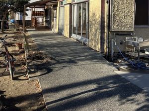 日差しの入る建物外観  