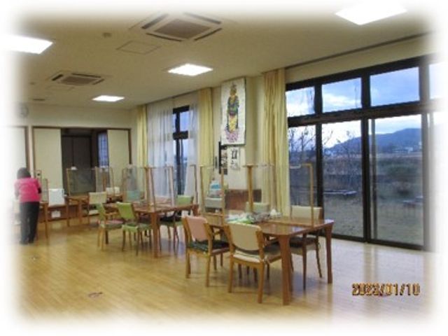 自然光あふれるダイニングルーム ダイニングルーム 広々としたダイニングルームは、穏やかな自然光が差し込み、快適にお食事を楽しめます。