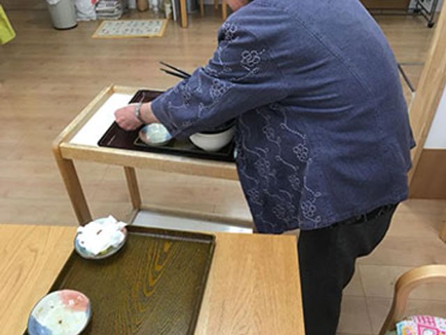 食事を楽しむ様子の居室 居室 食事中の様子が見られる居室です。日常のリラックスしたひと時を大切にできます。