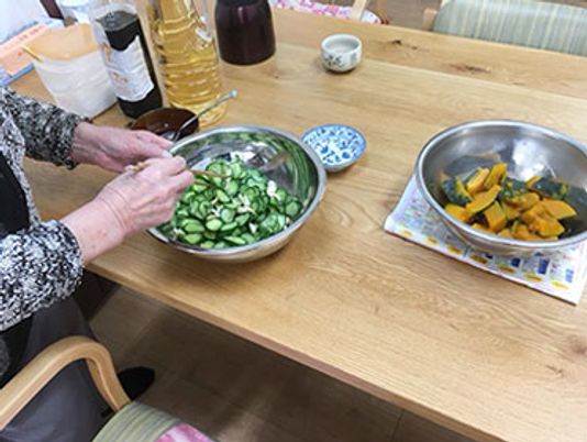 調理をする腕が見えるテーブル
