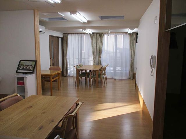 日差しが入る広い部屋 居室 日差しが差し込む、明るく広々としたスペースです。テーブルを囲んで会話や食事を楽しめます。