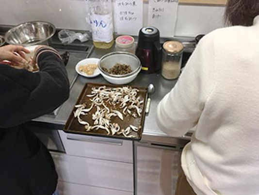 調理中のキッチン