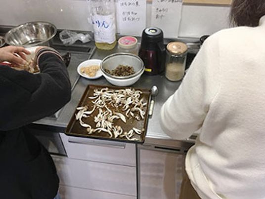 調理中のキッチン