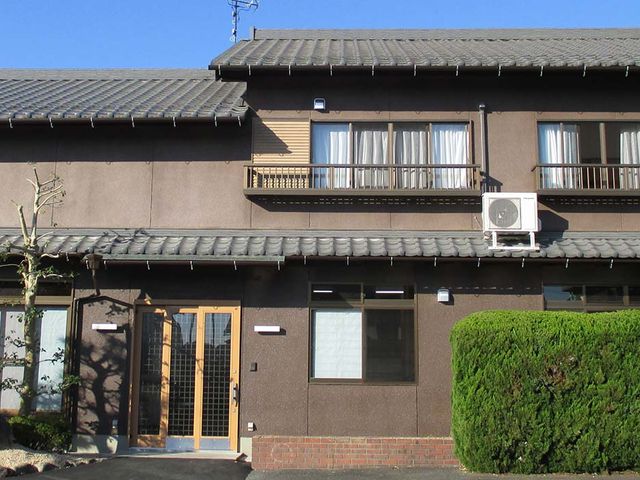 伝統的な日本家屋の外観 外観 日本の伝統的なデザインが魅力の建物は、落ち着いた雰囲気を提供しています。温かみのある環境で働けます。