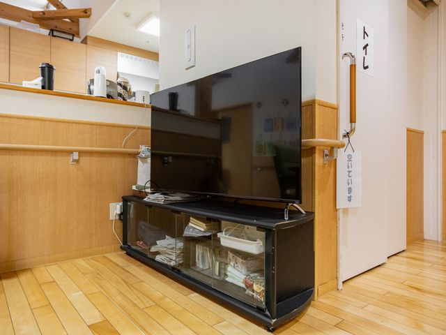 テレビとトイレ案内のある廊下  