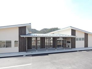 モダンな建物のエントランス