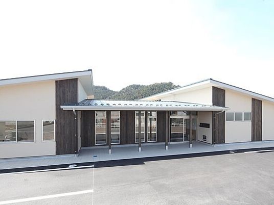 モダンな建物のエントランス