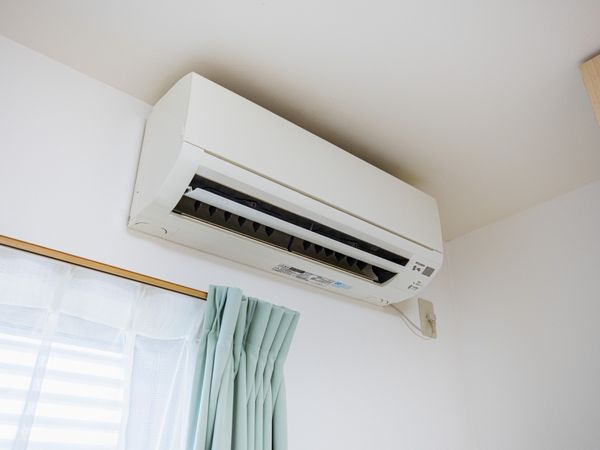 壁付けエアコンのある部屋  
