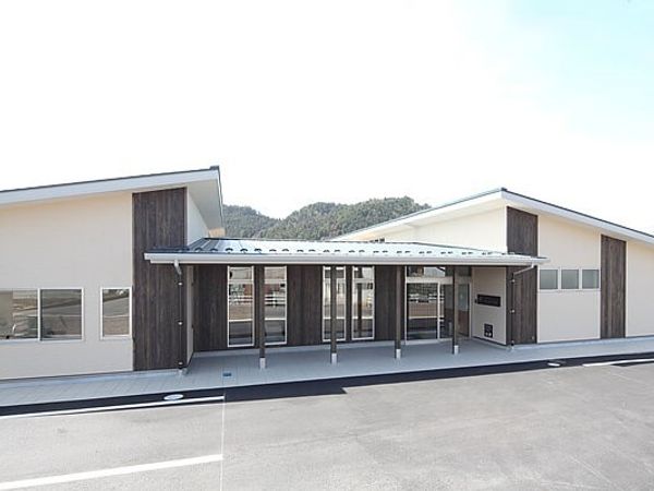 モダンな建物のエントランス