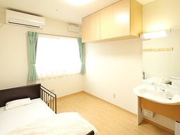 明るい居室の内観