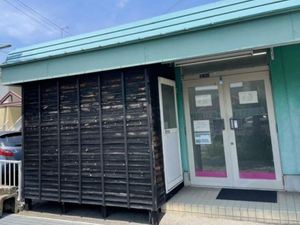 施設の入口外観  