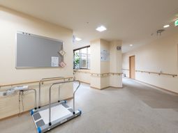 廊下に設置された機能訓練機器