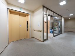 清潔な廊下とエレベーター