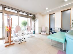 明るいリハビリ室