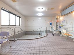 明るい浴室の機能訓練室