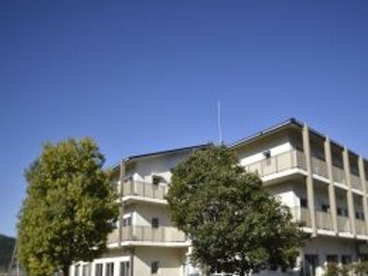建物外観と木々  