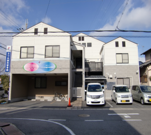 白い建物の外観