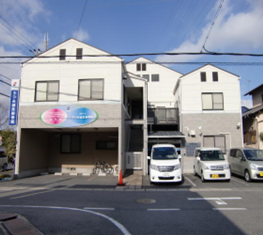 白い建物の外観