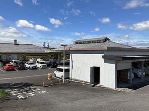 施設の外観と駐車場  
