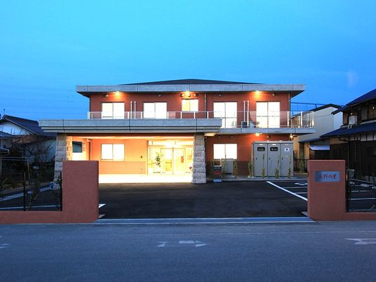夕景の施設外観  