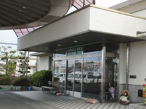 施設の正面入口  