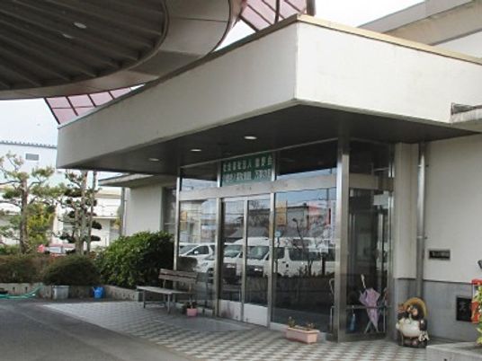 施設の正面入口  