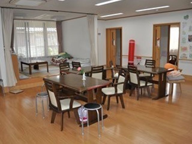 共有スペースのもてなし場 開放的な設計の食堂で、入居者の方々のコミュニケーションが生まれる空間です。職員として活躍するにはふさわしい環境が整っています。