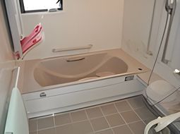 バリアフリー設計の浴室