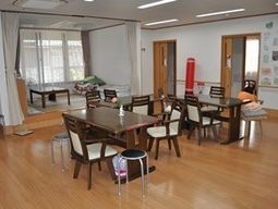 椅子とテーブルのある部屋