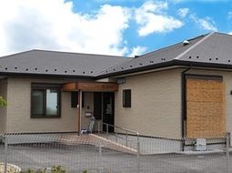 屋根付き入口のある建物