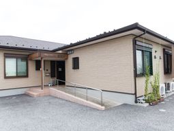 シックな外観の建物