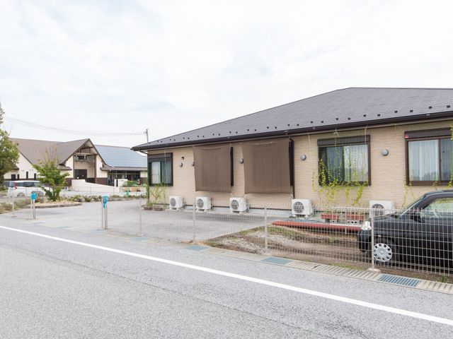 落ち着いた外観の建物 外観 ゆったりとした設計の外観が、働く環境の快適さを予感させます。窓辺の緑がほっと一息つける雰囲気を醸し出しています。