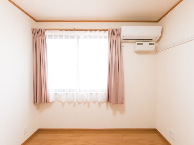 明るい個室の一角 居室 ゆとりある空間で落ち着いた雰囲気の居室です。個々のニーズに合わせた快適な生活が送れるよう設計されています。