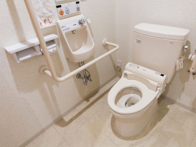 バリアフリー設計の洗面所 トイレ 手すり付きで安心安全なトイレ空間です。清潔感があり、利用者の快適性を考えた設計になっています。