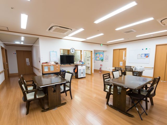 共有スペースの昼間の様子 食堂 広々とした明るい食堂では、お食事や憩いのひとときをお過ごしいただけます。興味をお持ちの方には、現地での職場見学も可能です。