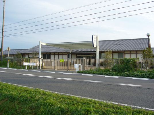 施設の外観と入口  